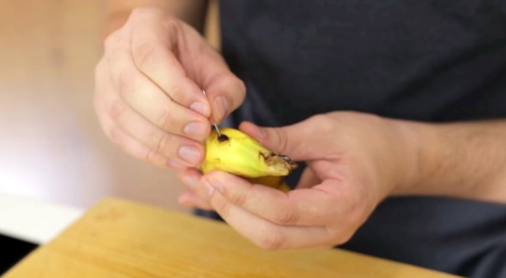 Make Holes In A Banana Peel With A Needle: The Results Will Absolutely Amaze You And Your Friends!